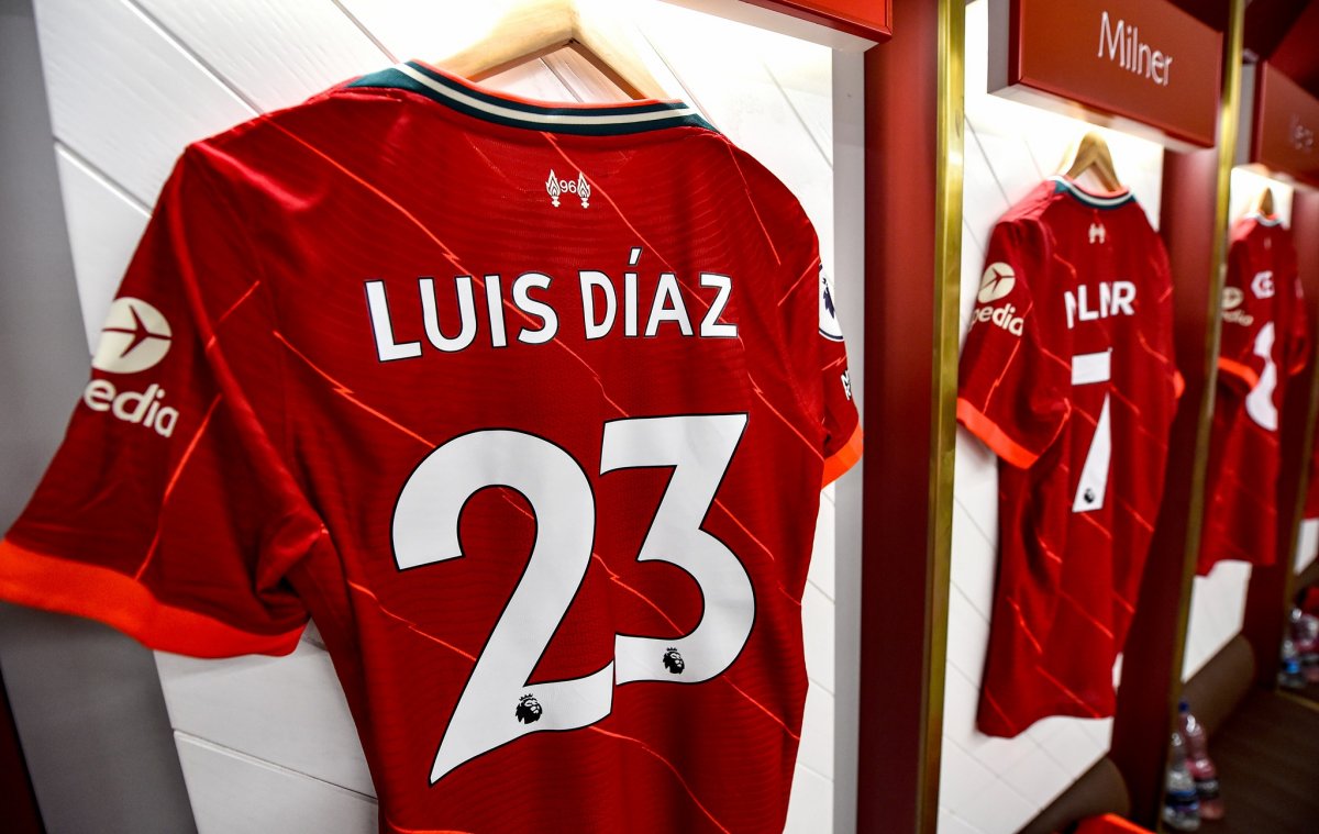 ¡De titular! Luis Díaz juega hoy su primer partido en la Liga Premier Luego de su destacado debut con la camiseta del Liverpool, en partido de la Copa FA disputado el pasado fin de semana, este jueves el atacante colombiano Luis Fernando Díaz jugará hoy su primer partido en la Liga Premier de Inglaterra.