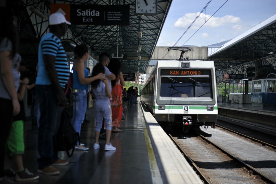 ¡Dos muertos! Grave accidente en el metro de Medellín Un accidente con dos personas en la línea férrea del Metro de Medellín, obligó a la suspensión del servicio hacia el sur del Valle de Aburrá en la mañana de este jueves, 3 de febrero.