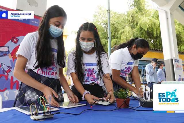 Lanzan 2.855 becas para niñas del país Durante la celebración del Día Mundial de la Mujer en la Ciencia, el Ministerio de las Tecnologías de la Información y la Comunicación (TIC) anunció la apertura del programa ‘Chicas STEAM’ 2022, el cual brindará una experiencia educativa a 2.855 niñas.