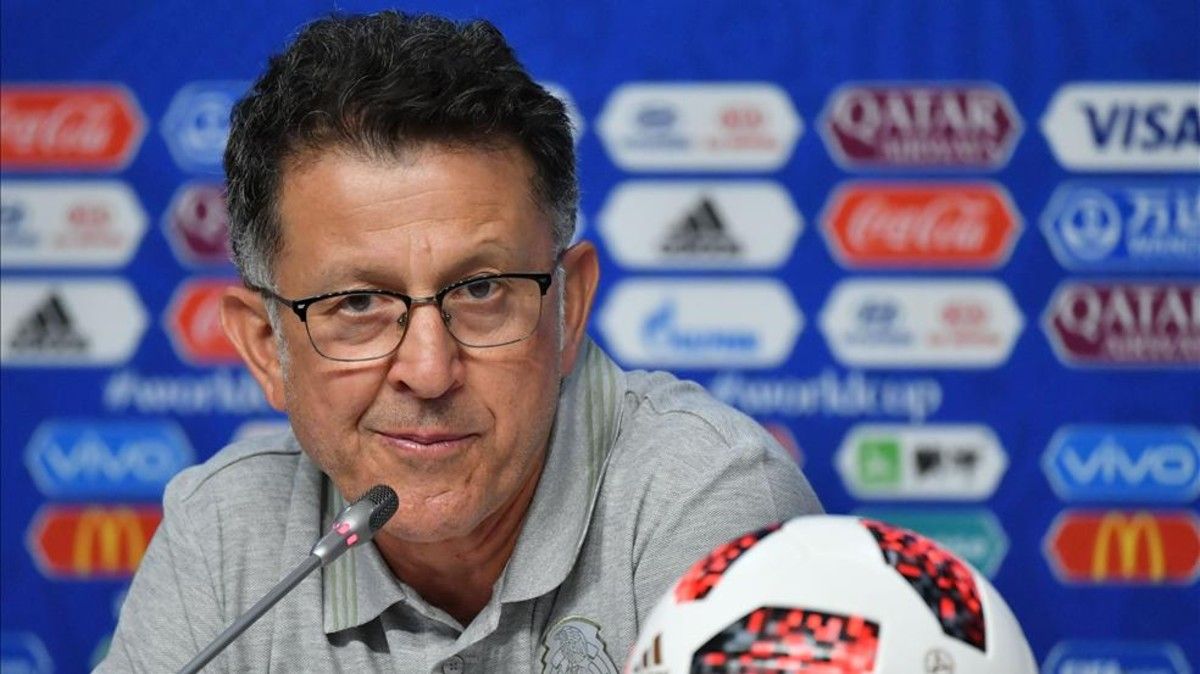 Osorio se le mediría a la Selección aunque no le paguen En medio de los rumores que rondan entorno a la posible salida del técnico Reinaldo Rueda de la Selección Colombia, han surgido nombres de algunos estrategas que estarían interesados en tomar las riendas de la 'Tricolor', y uno de ellos sería Juan Carlos Osorio.