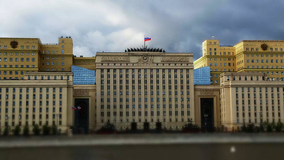 Ministerio de defensa ruso ordena retomar la ofensiva en Ucrania El Ministerio de Defensa de Rusia ha confirmado la reanudación de la ofensiva militar en Ucrania, que se retomará "en todas direcciones" tras el supuesto rechazo del presidente Volodimir Zelenski a la propuesta de diálogo planteada desde Moscú.