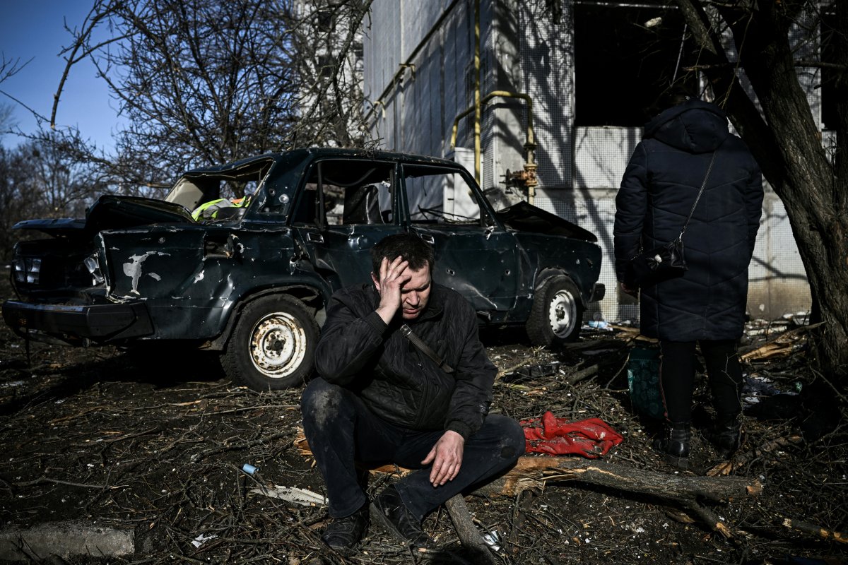 Ucrania confirmó al menos 10 civiles muertos por ataque de Rusia Las autoridades de Ucrania han confirmado este jueves la muerte de cerca de 40 personas, entre ellos diez civiles, a consecuencia de la ofensiva militar lanzada por Rusia contra el país, incluidos cerca de 20 muertos a causa de un bombardeo contra un puesto militar en Odesa.