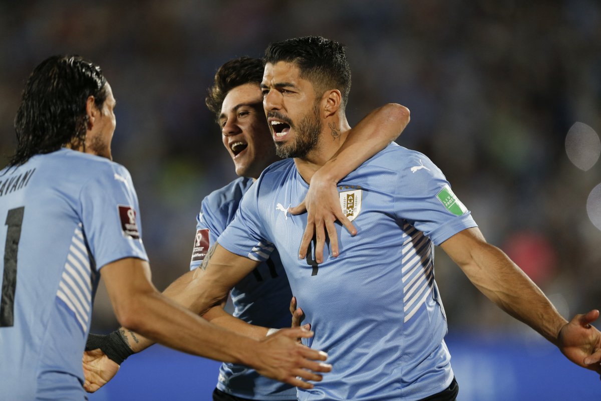 Uruguay goleó a Venezuela y se afianza entre los clasificados Uruguay goleó 4-1 a la eliminada Venezuela este martes en Montevideo y, a fuerza de buen fútbol, trepó al cuarto puesto de la eliminatoria sudamericana, el último que da acceso directo al Mundial de Catar-2022.