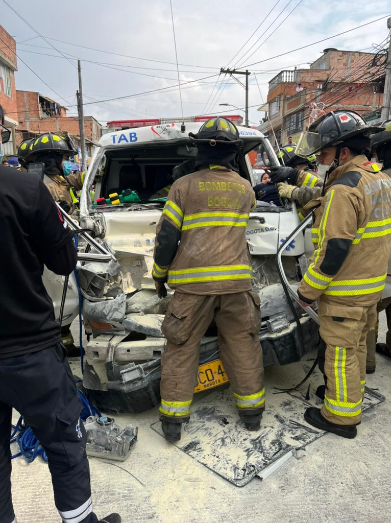 Accidente entre ambulancia y camión de oxígeno deja 2 heridos en Bosa Un nuevo accidente de tránsito se presentó en la capital del país, cuando una ambulancia, por un mal cálculo del conductor, colisionó fuertemente contra la parte trasera de un camión de oxígeno que transitaba por el barrio Brasilia, en Bosa.
