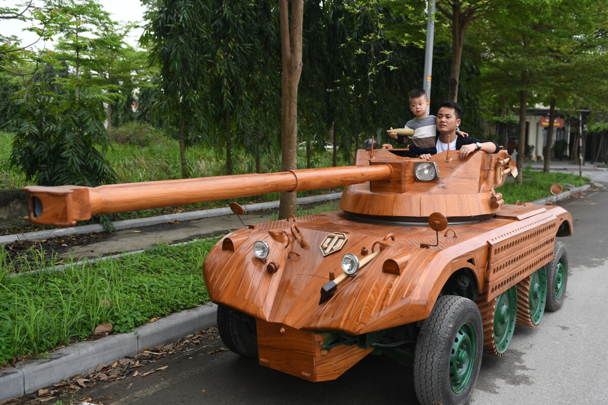 Convierte su camioneta en un tanque Un padre haría lo que fuera por ver a su hijo feliz, por eso hay casos como el de Truong Van Dao, un vietnamita que, para sorprender a su hijo, transformó su camioneta en un tanque de guerra de madera.
