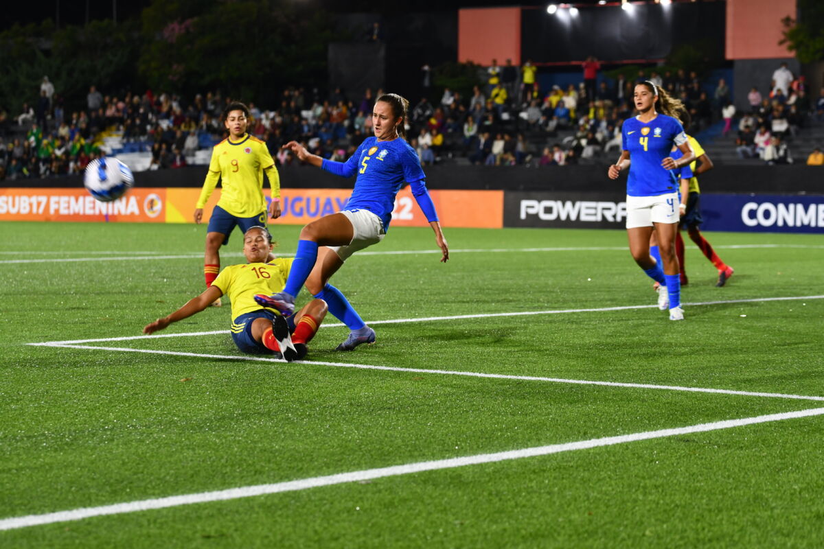 La Selección Colombia es subcampeona del Sudamericano Sub 17 e irá al Mundial La Selección Colombia Femenina cerró este sábado su participación en el Sudamericano Sub 17 de Uruguay. En el duelo definitivo nuestras compatriotas no pudieron mantener su invicto y cayeron 1-0 contra Brasil, que se quedó con el título. No obstante, terminan el torneo en el segundo lugar y con el cupo al Mundial de la India.