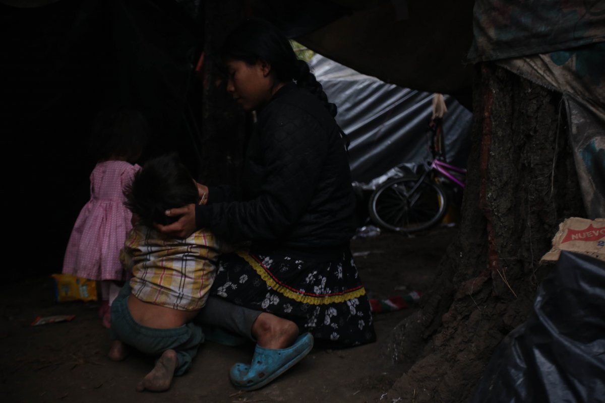 Murió bebé de 3 meses perteneciente a la comunidad Emberá asentada en Bogotá Un bebé de tres meses de edad que nació en el Parque Nacional, donde permanece asentada la comunidad indígena Emberá, falleció en las últimas horas por complicaciones de salud asociadas a desnutrición, a pesar de haber sido atendido en el Hospital Santa Clara de Bogotá.