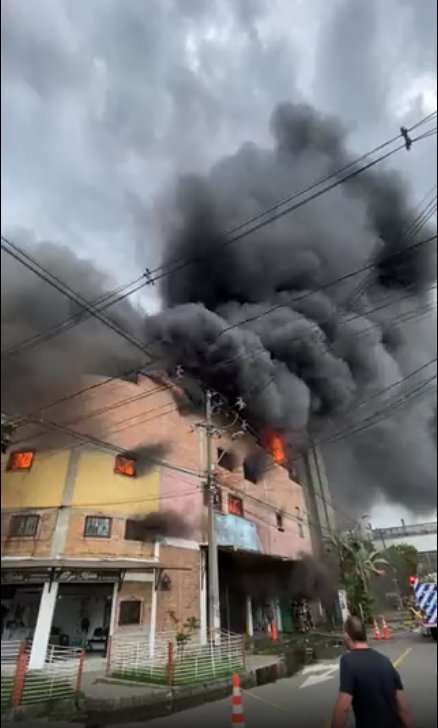 70 familias sin empleo por tremendo incendio en Medellín En la tarde hoy se presenció un voraz incendio en un fábrica del barrio El Chagualo, ubicado en el centro de Medellín.