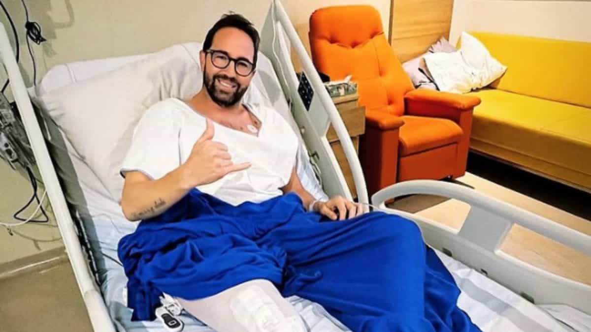 Lucas Arnau no podrá caminar en cuatro meses Esta semana el cantante Lucas Arnau se sometió a un trasplante de rodilla biológico en el Hospital Pablo Tobón Uribe de Medellín, a sus 42 años, tras padecer un desgaste que ya lo había llevado dos veces a cirugía: