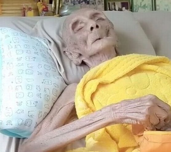 Impresionante apariencia de monje de 109 años Luang Pho Yai es un monje budista muy popular por estos días en Tik Tok, pues su nieta publicó varios videos mientras él estaba hospitalizado. Su apariencia física impactó a más de uno, a tal punto que comenzaron a rumorar que tenía 163 años.