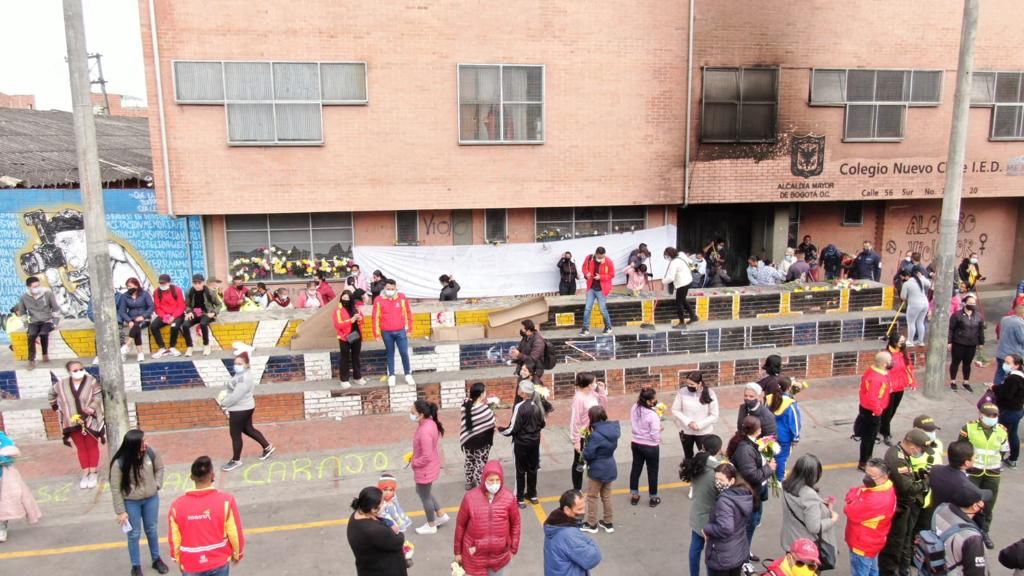 Comunidad del colegio Nuevo Chile rechazó los actos de violencia y vandalismo Estudiantes, madres y padres de familia del Colegio Distrital Nuevo Chile, ubicado en la localidad de Bosa de Bogotá, rechazaron los actos violentos de los que fue objeto la institución el día de ayer por parte de personas ajenas a la comunidad educativa.