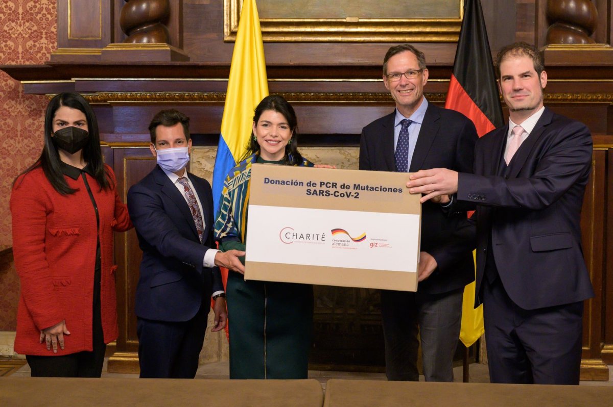 Colombia recibió donación de medio millón de pruebas PCR donadas por Alemania Colombia recibió 500.000 pruebas PCR donadas por el Gobierno de Alemania, un nuevo tipo de prueba diagnóstico de Covid-19 desarrollado para la detección de variantes regionales del virus.