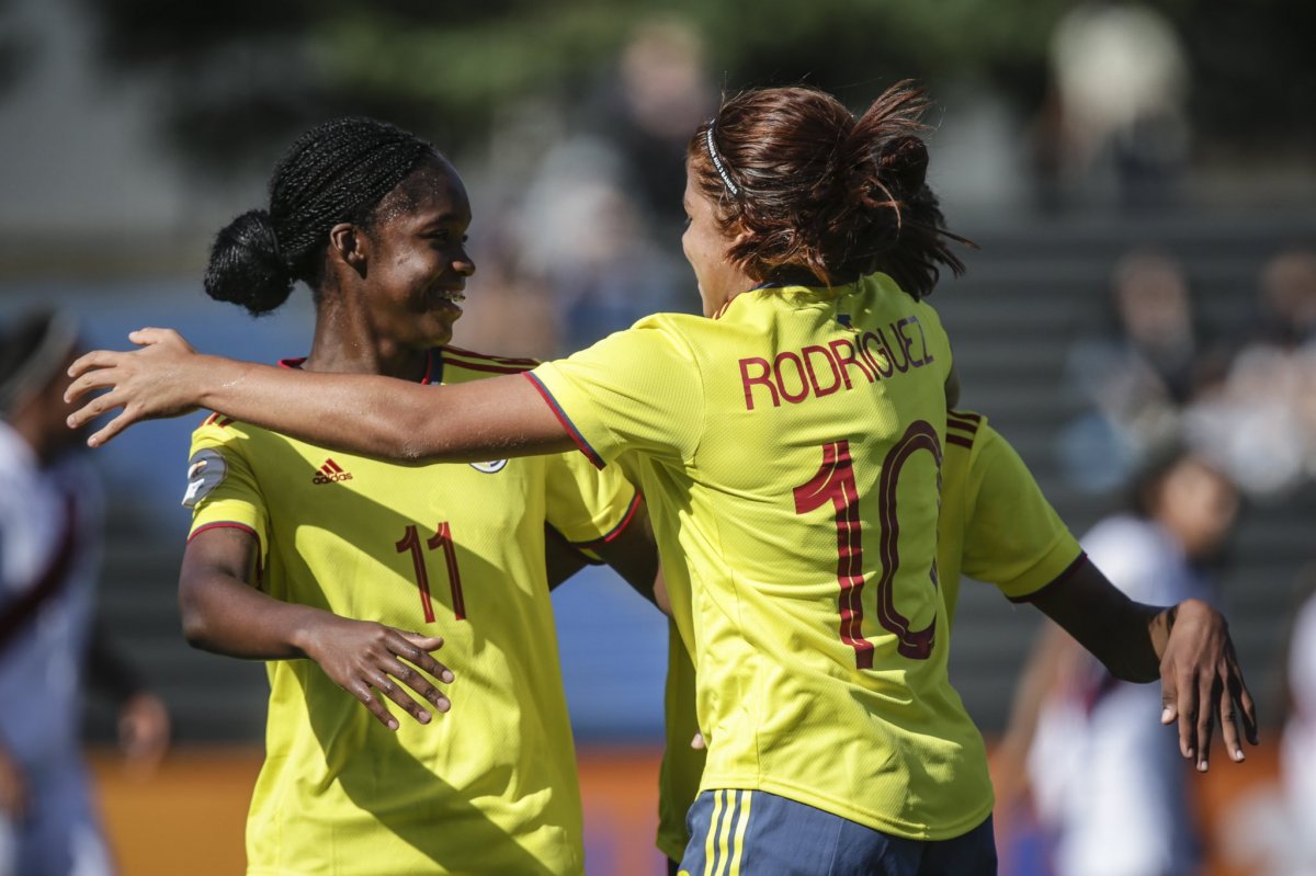 Goleando la Selección Colombia comenzó el Suramericano Femenino Sub-17 Pisando fuerte la Selección Colombia Femenina comenzó su participación en el Suramericano Sub 17. Este jueves, en el Estadio Charrúa de Montevideo (Uruguay), las dirigidas por Carlos Paniagua lograron una goleada aplastante por 7-0 sobre Perú.