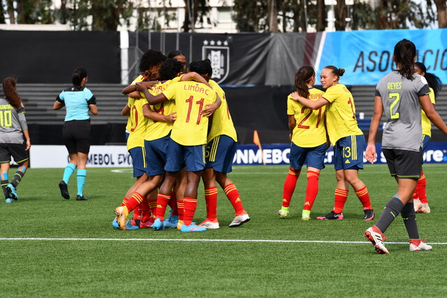 Selección femenina sub 17 ya piensa el juego contra Chile La Selección Colombia Femenina de Fútbol volvió a prácticas este lunes, con la mente puesta en su próximo rival, Chile, a quien enfrentará el próximo miércoles en la segunda fecha de la fase final del Sudamericano de la categoría, que se disputa en Montevideo, Uruguay.