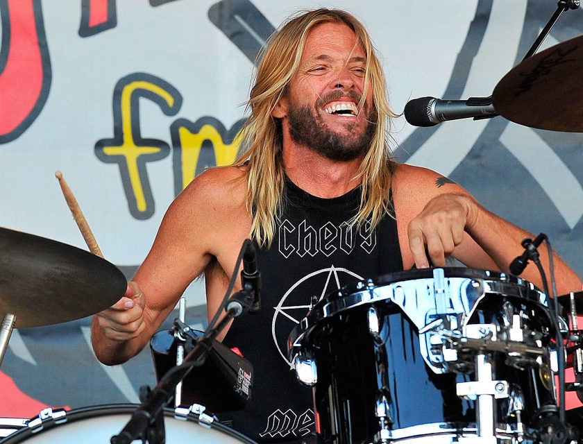 Falleció el baterista de la banda Foo Fighters en Bogotá A solo unas horas de su presentación en el Festival Estéreo Picnic, fue hallado sin vida el cuerpo de Taylor Hawkins, baterista de Foo Fighters.