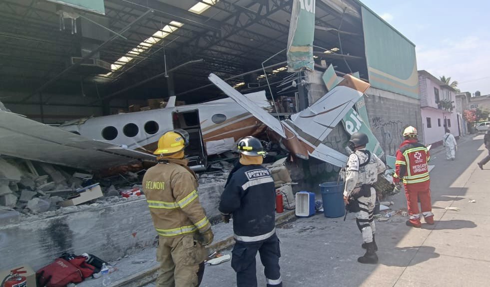 EN VIDEO: ¡Tragedia! Avioneta se cayó sobre supermercado Al menos tres personas murieron al desplomarse una avioneta sobre un supermercado en la comunidad de Temixco, en el estado mexicano de Morelos (centro), informaron ayer autoridades locales.