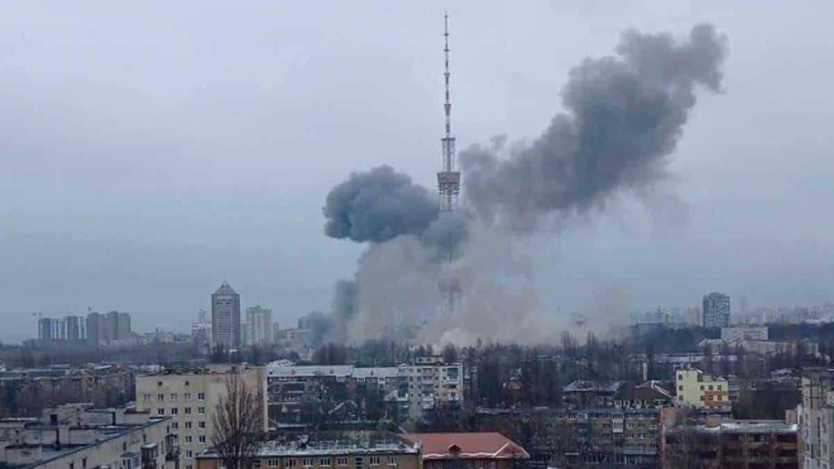 En video: el terrible ataque a torre de TV en Kiev Cinco personas murieron y otras cinco resultaron heridas en un ataque este martes contra la torre de televisión de Kiev, anunció el servicio de Estado ucraniano para las situaciones emergencia.