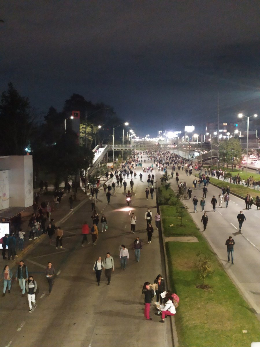 EN VIDEO: Despelote en TransMilenio por manifestaciones del Día de la Mujer Toda una pesadilla sufren a esta hora los usuarios de TransMilenio en la Carrera 30, la Autopista Norte, Avenida Caracas y la Calle 80 por cuenta de las manifestaciones que se adelantaron en diferentes puntos de Bogotá en conmemoración del Día de la Mujer.