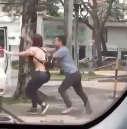 EN VIDEO: Recompensa por salvaje que golpeó a mujer en la calle En video quedó registrado el momento en que un salvaje hombre agredió con puños y patadas, en varias oportunidades, a una mujer en medio de la calle. El hecho se presentó en la ciudad de Cali, Valle del Cauca.