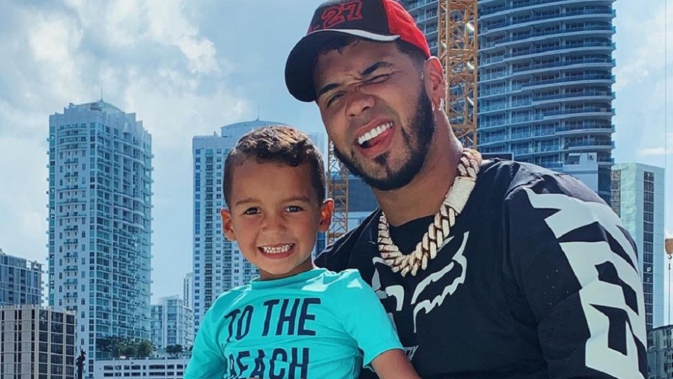 Anuel, acusado de dejar sin casa a su hijo en Puerto Rico Se trata de una denuncia pública que hizo la excuñada de Anuel, en donde se afirma que el cantante le quitó la casa a su hijo en Puerto Rico.