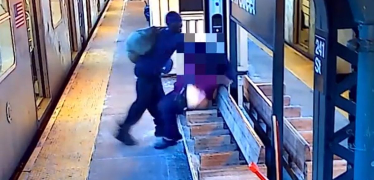 En video: Hombre atacó con heces a una mujer en el metro de Estados Unidos En las cámaras de seguridad del metro de Nueva York quedó registrado el ataque con excremento de un hombre sobre una mujer. Las autoridades ofrecieron una recompensa para dar con el responsable.