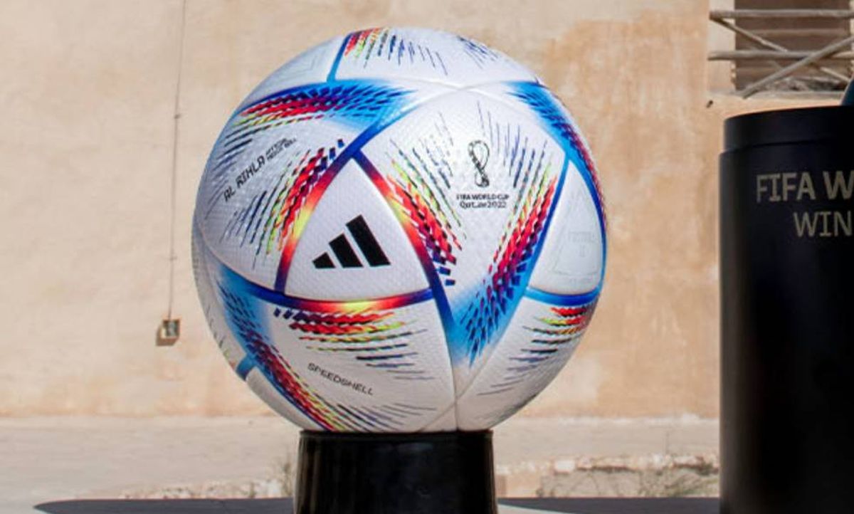 ¡Muy bonito! Este es el balón con el que se jugará el Mundial en Catar El balón del Mundial de fútbol de Catar 2022, que se jugará entre el 21 noviembre y el 18 diciembre, tiene por nombre Al Rihla (El Viaje), anunció este miércoles la Fifa en Twitter.