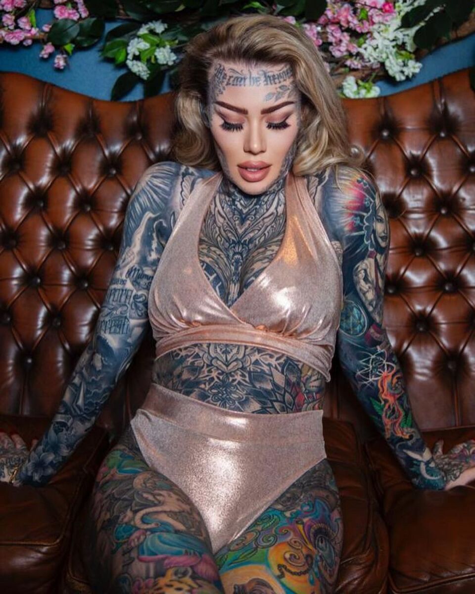 La modelo británica que tiene el 95% del cuerpo tatuado Becky Holt es una modelo británica de 34 años que, dice, nunca había estado más a gusto con su cuerpo como ahora, que tiene el 94% de su piel llena de tinta.