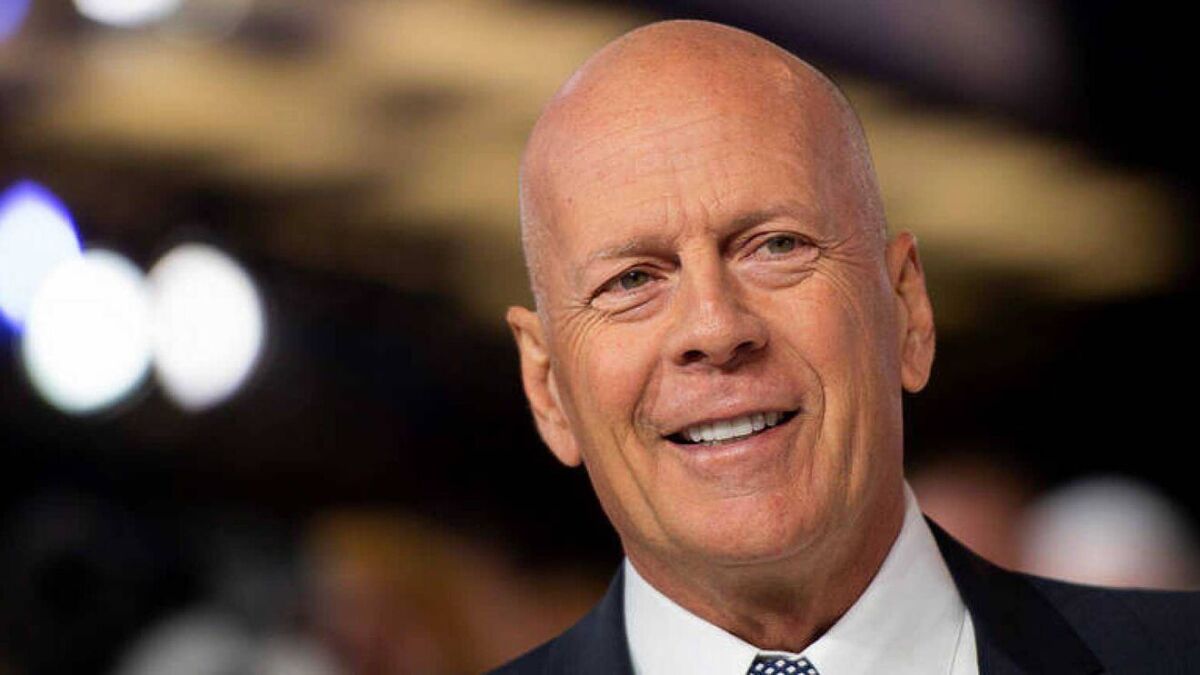 Bruce Willis se retira de la actuación por una enfermedad El héroe de acción Bruce Willis, de 67 años, anunció su retiro de la actuación tras ser diagnosticado con afasia, una enfermedad que afecta la comunicación, anunció su familia este miércoles. 
