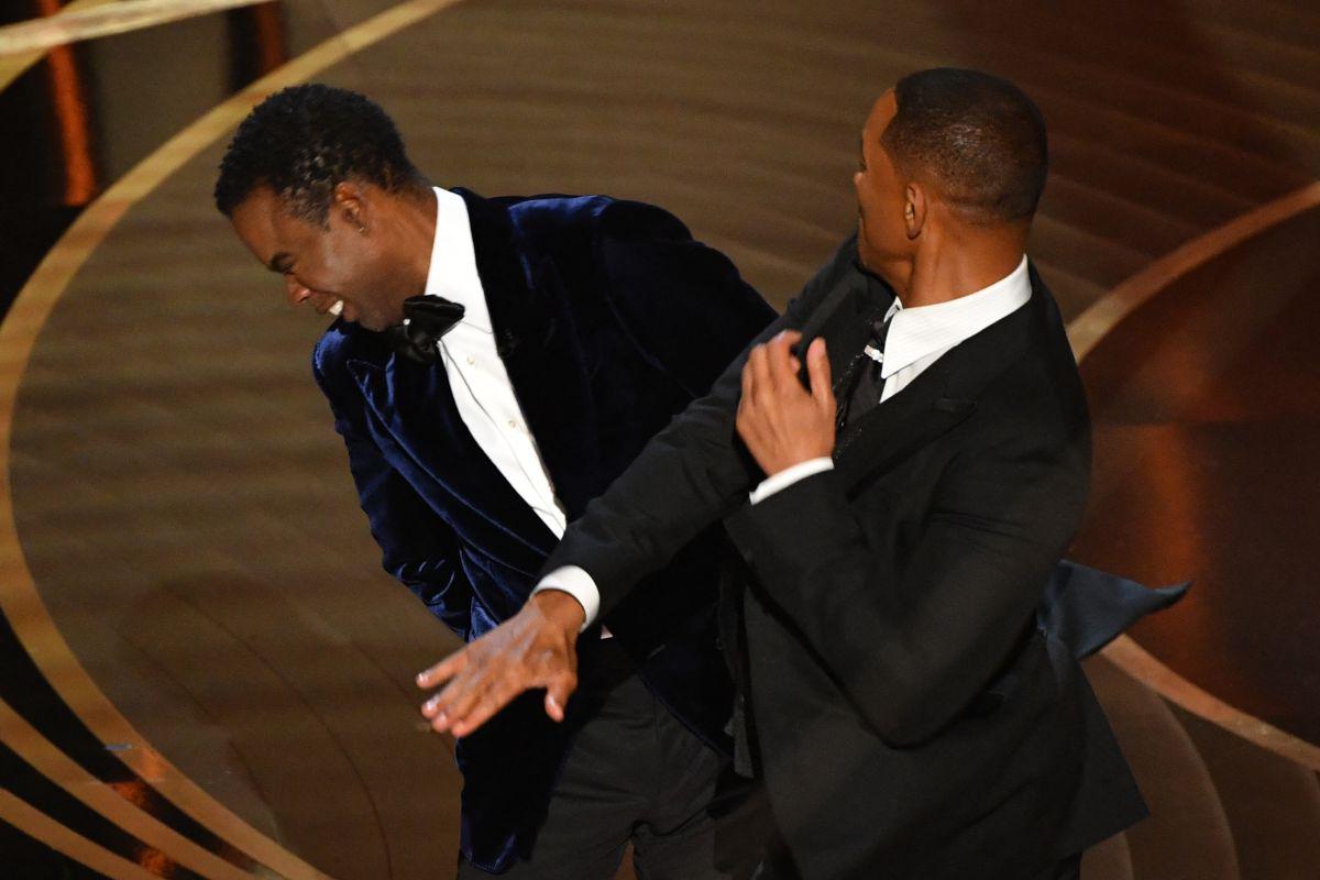 Will Smith le ofreció disculpas a Chris Rock El actor Will Smith pidió disculpas a Chris Rock este lunes en Instagram por haberle propinado una bofetada en la gala de los Óscar, luego de que la Academia condenara el incidente que marcó la ceremonia del domingo.