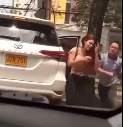 EN VIDEO: Recompensa por salvaje que golpeó a mujer en la calle En video quedó registrado el momento en que un salvaje hombre agredió con puños y patadas, en varias oportunidades, a una mujer en medio de la calle. El hecho se presentó en la ciudad de Cali, Valle del Cauca.