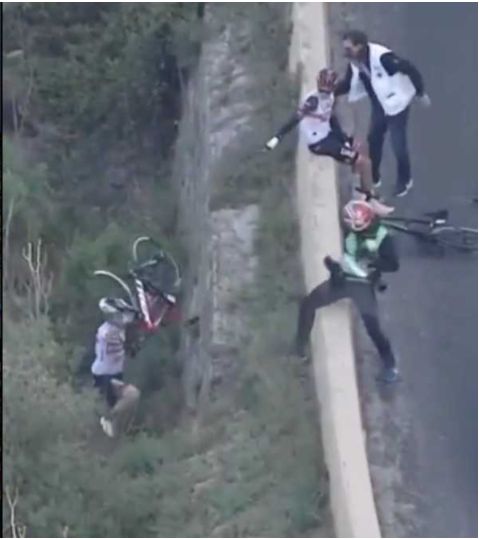 En video: Ciclista cae a un abismo en la Vuelta a Cataluña Mientras se disputaba la segunda etapa de la Vuelta a Cataluña se presentó un aparatoso accidente a 47 kilómetros de la meta.