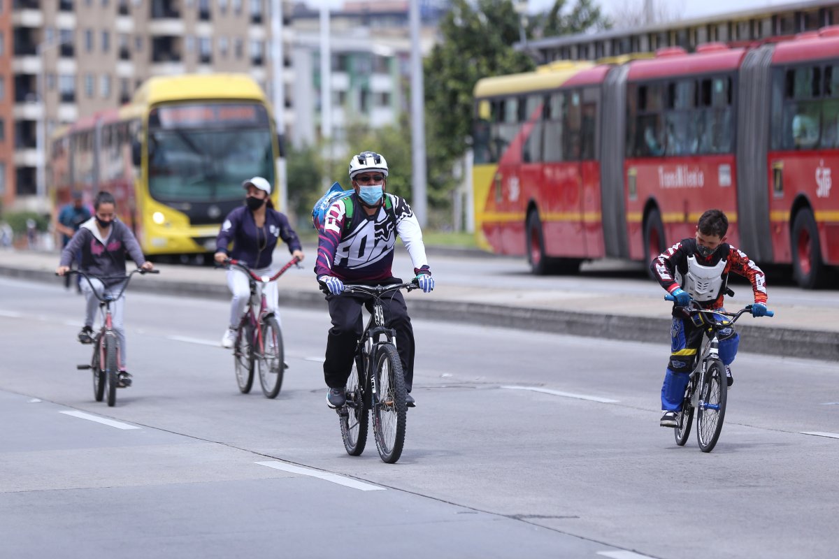 Más de 300 comparendos en el Día sin Carro y sin Moto en Bogotá Bogotá vive una nueva jornada del Día sin Carro y sin Moto, cientos de ciudadanos madrugaron a desplazarse en transporte público o bicicleta a sus trabajos. Sin embargo, algunos dieron papaya y se ganaron su comparendo.