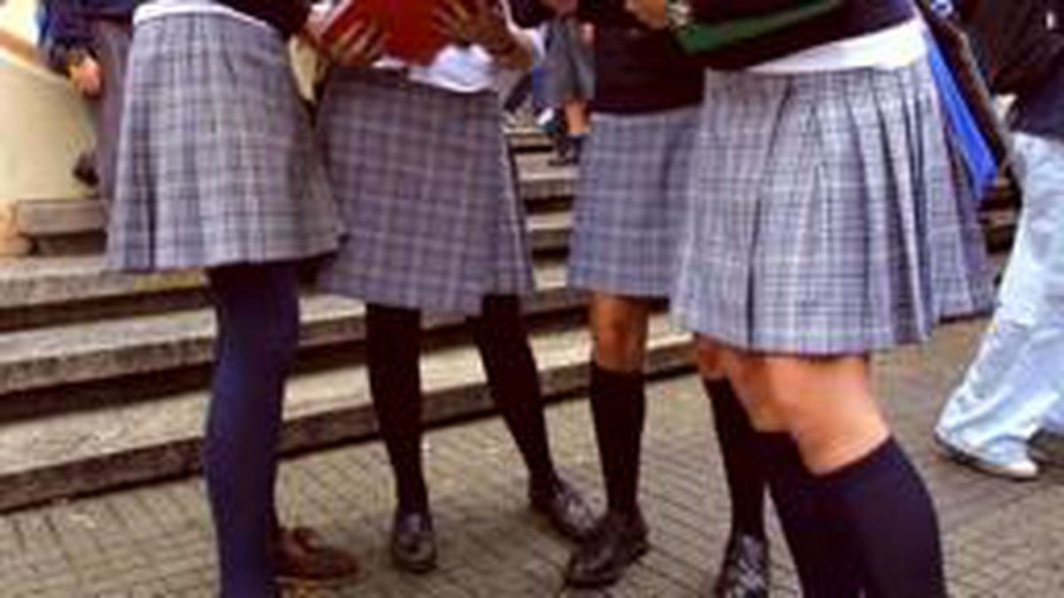Les prohíben jugar fútbol en el colegio "por ser un deporte de hombres" Alumnas del Colegio Santa María en Ubaté, Cundinamarca, denunciaron que un profesor de educación física no les permite jugar fútbol dentro de las instalaciones de la institución educativa por, supuestamente, ser un deporte que solo los hombres pueden practicar.