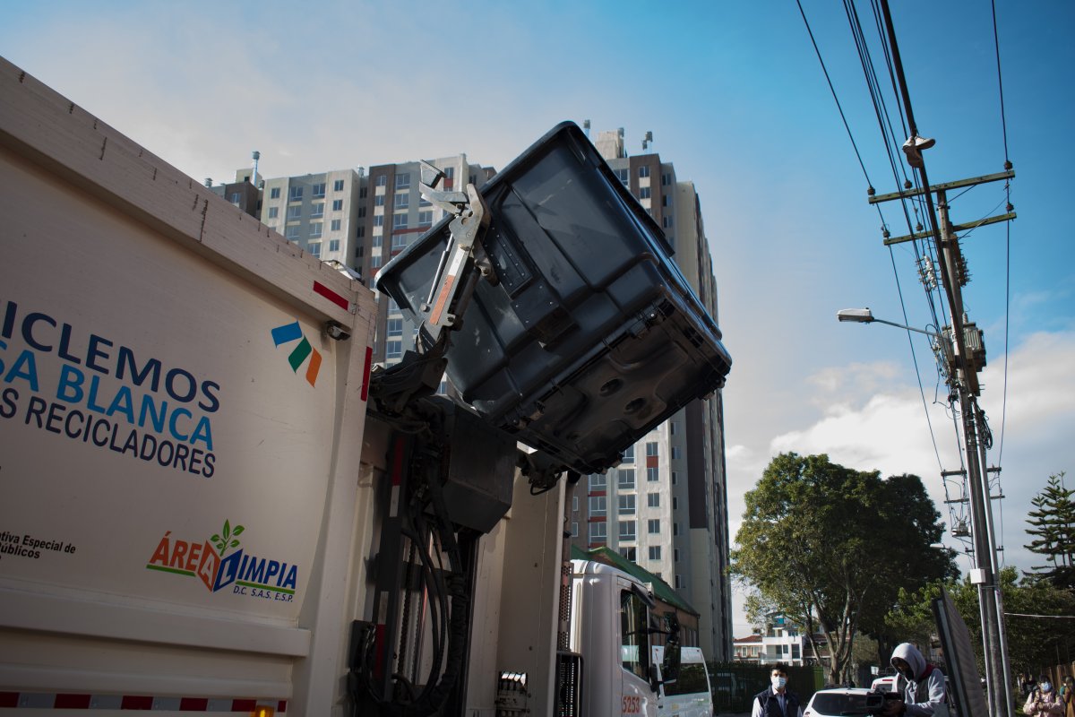 Bogotá estrena contenedores de basura subterráneos Recientemente en Bogotá se estrenaron los primeros contenedores de basura soterrados, con los cuales se busca mejorar la disposición de residuos en el espacio público.