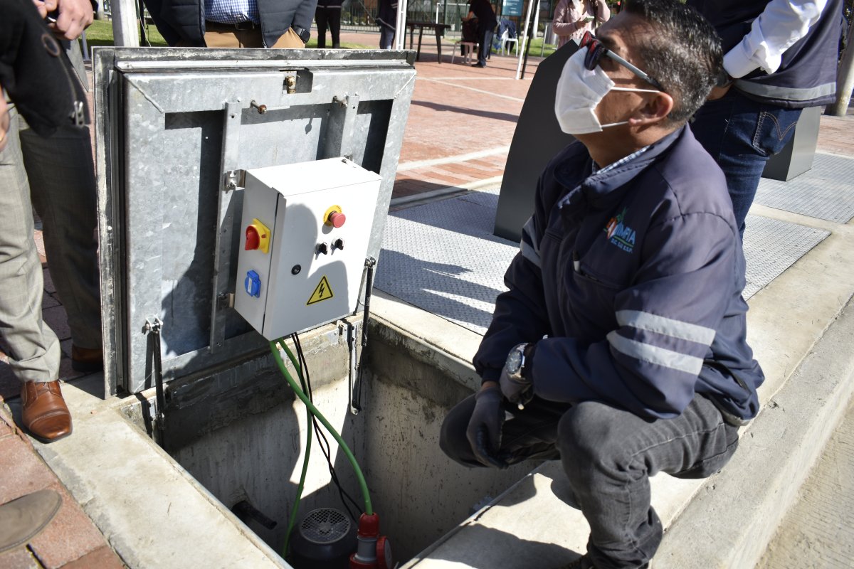 Bogotá estrena contenedores de basura subterráneos Recientemente en Bogotá se estrenaron los primeros contenedores de basura soterrados, con los cuales se busca mejorar la disposición de residuos en el espacio público.
