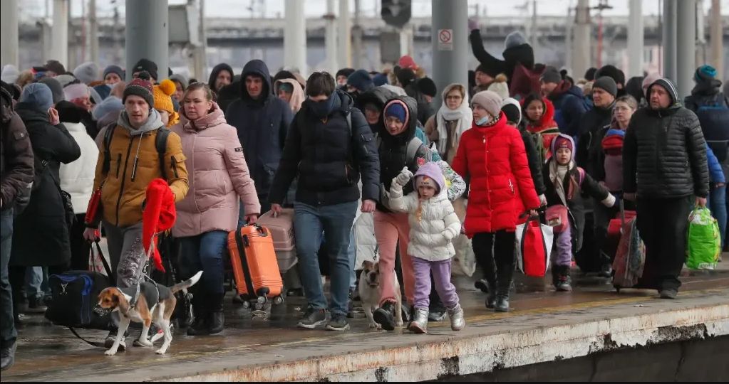 Las afectaciones tras un mes del conflicto entre Rusia y Ucrania La guerra emprendida por Rusia contra Ucrania, de la que este jueves se cumplió un mes, ha dejado ya más de 700 civiles muertos y 3,4 millones de refugiados.