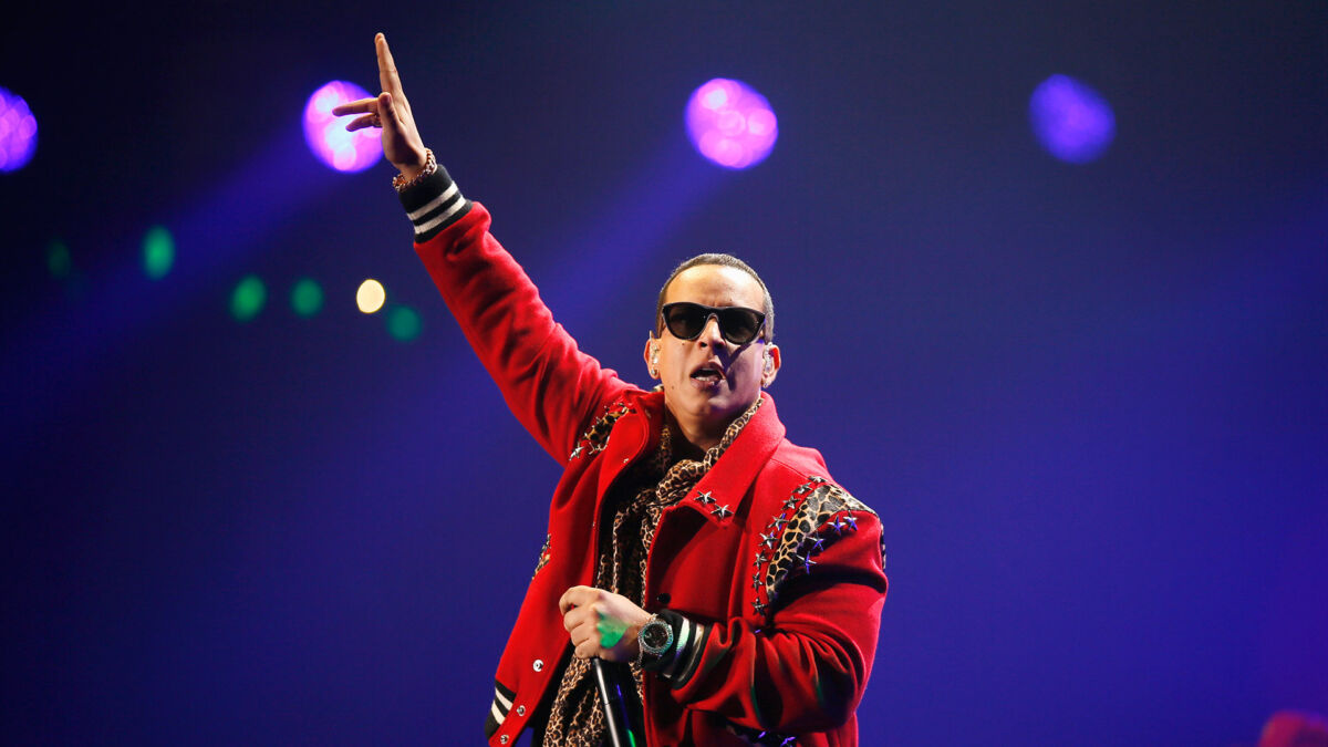 "Primero la seguridad": Daddy Yankee detuvo concierto por un incendio Un pequeño incendio causó que el famoso artista puertorriqueño, Daddy Yankee, detuviera su concierto mientras solucionaban la emergencia.