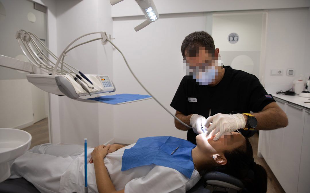 Capturan a odontólogo que le rompía los dientes a sus pacientes para cobrarles más Scott Charmoli, un odontólogo especialista de Wisconsin, Estados Unidos, de 61 años, será imputado por los delitos de fraude en la atención médica y falsas declaraciones sobre la salud de sus pacientes.