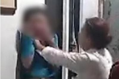 En Video: abuela golpeó a su nieta por haber denunciado a su padre por abuso En redes sociales se ha viralizado el video de una abuela que le pega a su nieta, por haber denunciado a su padre que al parecer, abusaba de la menor.