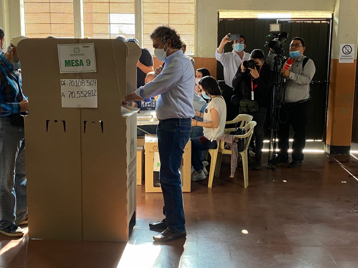 Fajardo comienza con ligera ventaja en consulta de Coalición de la Esperanza Con una ligera ventaja empezó el exalcalde de Medellín Sergio Fajardo los escrutinios en la coalición de la Centro Esperanza, contados por ahora apenas el 0,04% de los votos.