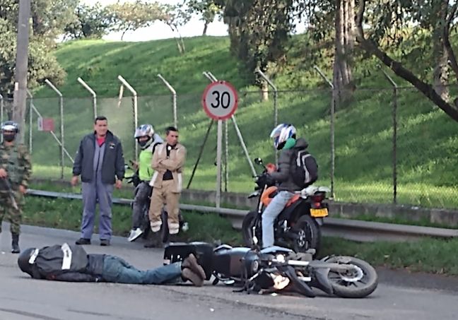 Muere motociclista en accidente con camión en Fontibón Las autoridades de tránsito informaron en la mañana de este jueves sobre un accidente fatal ocurrido en la localidad de Fontibón, donde un motociclista murió al sufrir un choque contra un camión.