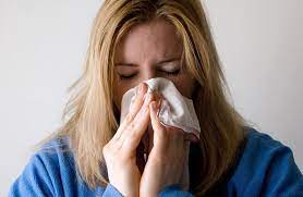 Rinitis alérgica y vírica... La rinitis alérgica es un diagnóstico asociado con un conjunto de síntomas que afectan la nariz. Estos síntomas se presentan cuando usted inhala algo a lo que es alérgico, como polvo, caspa o polen. Los síntomas también pueden ocurrir cuando usted consume alimentos a los que es alérgico.