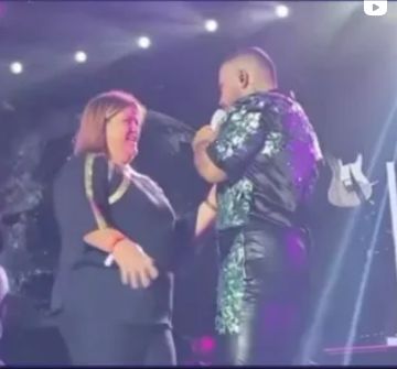 Fan le robó un beso a Jessi Uribe en pleno concierto El cantante de música popular Jessi Uribe compartió en su cuenta de Instagram el momento exacto en que una fan que lo acompaña en la tarima en medio de un concierto en Costa Rica le roba un beso.