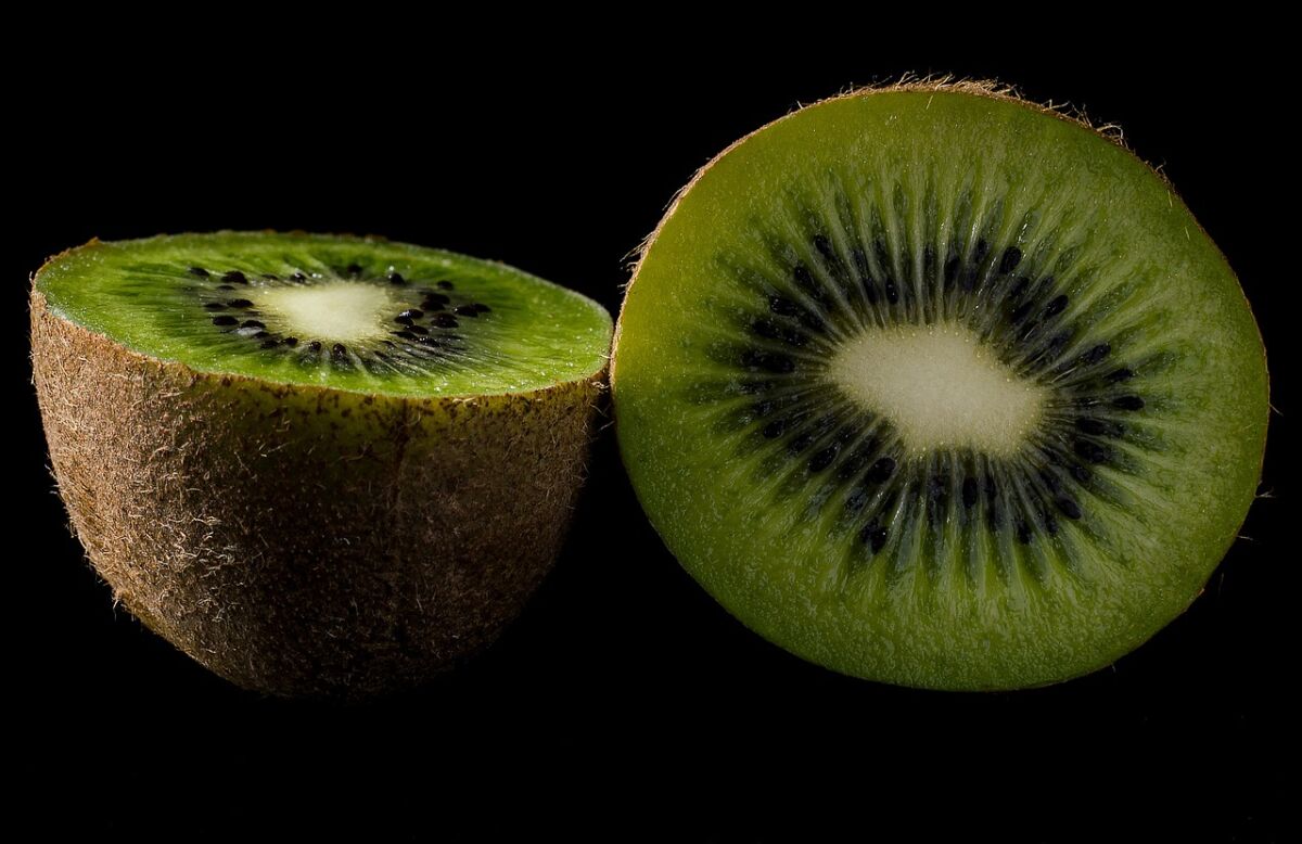 ¡Atento! Esta es la fruta que le ayuda a adelgazar y a producir colágeno natural Son varias las opciones para adelgazar que venden día a día, sin embargo, mucha resultan siendo falsas y hasta perjudiciales para la salud. Una adecuada alimentación es una herramienta indispensable para lograr perder esos kilitos de más; dentro de ella, las frutas como el kiwi son indispensables.