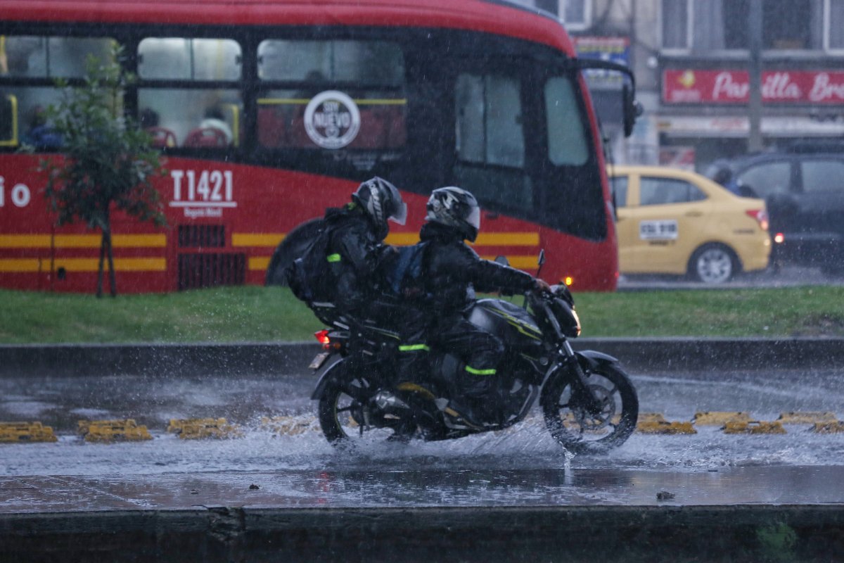 Registran tormentas eléctricas en el centro y sur de Bogotá Este sábado se registran lluvias en gran parte de la ciudad de Bogotá, con probabilidades de tormentas eléctricas durante la tarde, según informó Instituto de Hidrología, Meteorología y Estudios Ambientales (Ideam).
