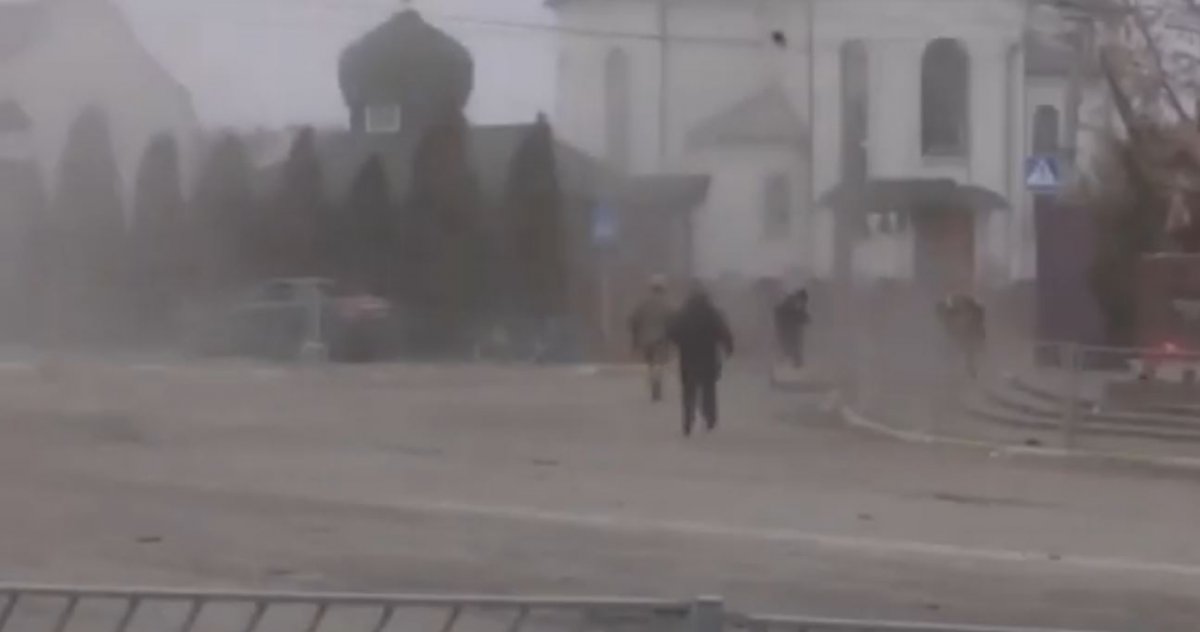 VIDEO: Misil ruso impacta durante evacuación de civiles en Ucrania Momentos de pánico vivieron varios civiles ucranianos, quienes quedaron en medio de la explosión de un misil disparado por el ejercito ruso.