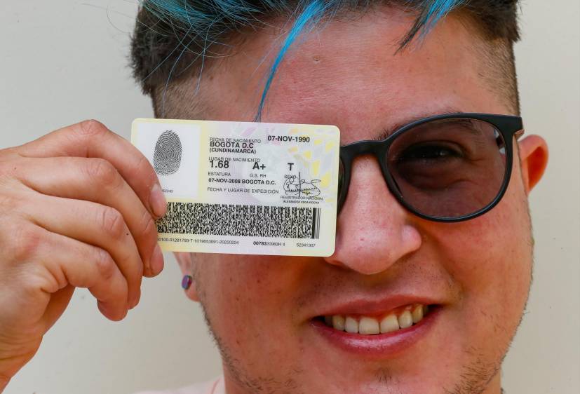 Mike Durán, primer colombiano con la letra T de trans en su cédula El bogotano Mike Durán, de 31 años de edad, se convirtió en la primera persona colombiana en obtener una cédula de ciudadanía en la que su sexo la identifica como trans.
