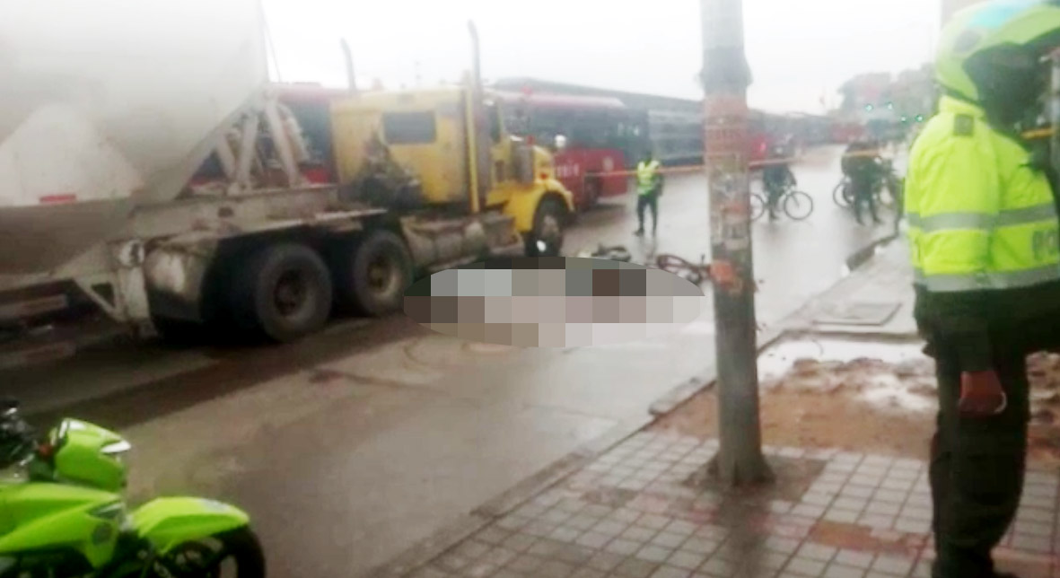 EN VIDEO: Mujer en moto falleció arrollada frente a Estación Molinos En la mañana de este martes un nuevo accidente dejó en luto a la comunidad motera en Bogotá, pues una mujer que se movilizaba frente a la Estación Molinos de TransMilenio terminó arrollada en la vía por un carro de carga.
