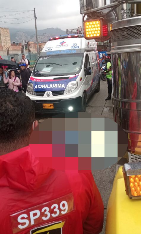 EN VIDEO: Mujer en moto falleció arrollada frente a Estación Molinos En la mañana de este martes un nuevo accidente dejó en luto a la comunidad motera en Bogotá, pues una mujer que se movilizaba frente a la Estación Molinos de TransMilenio terminó arrollada en la vía por un carro de carga.