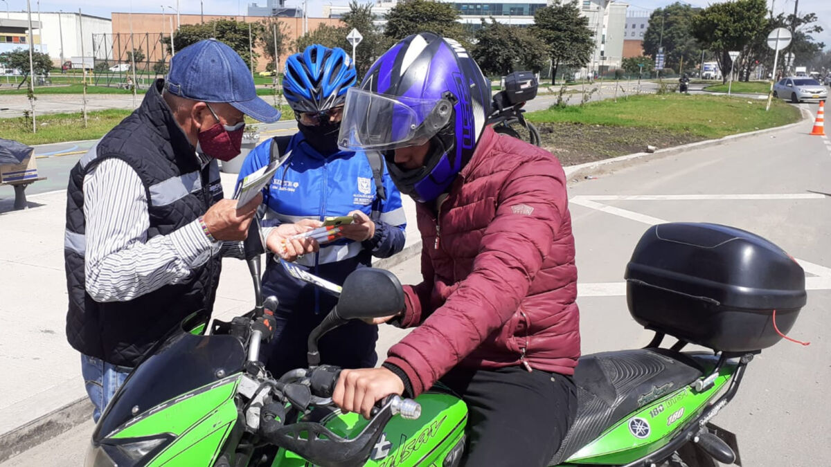 ¡Atención! Le ponen restricciones a los acompañantes de moto en Bogotá Luego del Consejo de Seguridad que se adelantó en Bogotá este jueves, la Alcaldía anunció la restricción del parrillero en moto y la implementación nuevamente del chaleco con la placa.